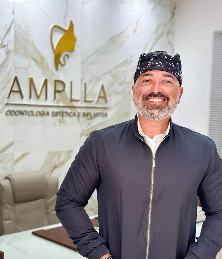 Dr. Breno Calais Braga — Cirurgião-dentista especialista em Implantodontia, na Clínica Amplla
